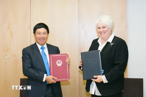 Phó Thủ tướng, Bộ trưởng Ngoại giao Phạm Bình Minh và Bộ trưởng Ngoại giao Estonia, bà Marina Kaljurand tại buổi ký kết Hiệp định. (Ảnh: Lê Dương/TTXVN)