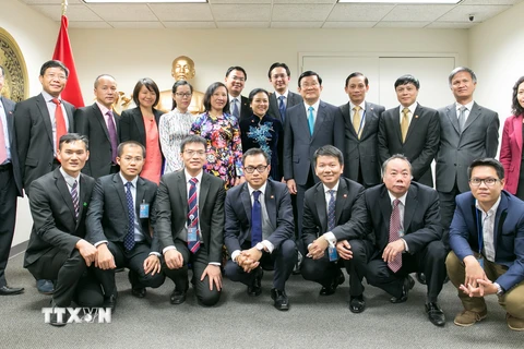 Chủ tịch nước Trương Tấn Sang chụp ảnh chung với cán bộ, nhân viên Phái đoàn Thường trực Việt Nam tại Liên hợp quốc. (Ảnh: Lê Dương/TTXVN)