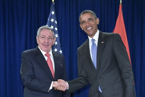 Chủ tịch Cuba Raul Castro gặp Tổng thống Mỹ Barack Obama, ngày 29/9 bên lề Đại hội đồng Liên hợp quốc khóa 70. (Nguồn: AFP) 