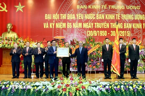 Chủ tịch Quốc hội Nguyễn Sinh Hùng trao Huân chương Lao động hạng Nhất cho Ban Kinh tế Trung ương. (Ảnh: Nhan Sáng/TTXVN) 