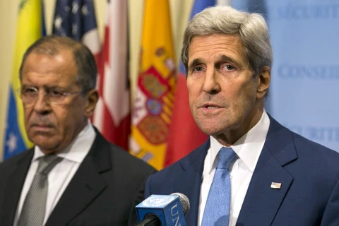 Ngoại trưởng Mỹ John Kerry phát biểu sau cuộc gặp với Ngoại trưởng Nga Sergey Lavrov (trái) về vấn đề Syria. (Nguồn: AFP)