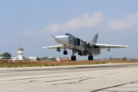 Máy bay ném bom Sukhoi Su-24 của Nga cất cánh từ căn cứ Hmeimim, tỉnh Latakia, Syria, ngày 3/10. (Nguồn: AFP)
