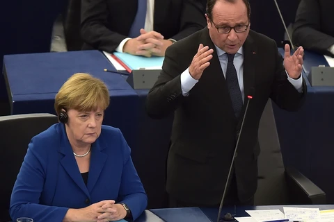 Thủ tướng Đức Angela Merkel và Tổng thống Pháp Francois Hollande phát biểu tại nghị viện châu Âu, ngày 7/10. (Nguồn: AFP)
