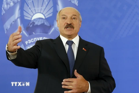 Tổng thống Belarus Alexander Lukashenko phát biểu tại một cuộc họp báo sau bầu cử ở Minsk ngày 11/10. (Nguồn: Reuters/TTXVN)