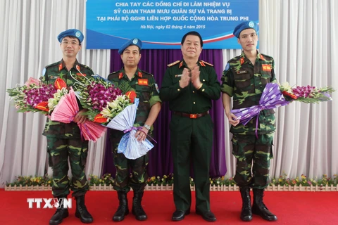 Chia tay ba sỹ quan Việt Nam lên đường làm nhiệm vụ tại Phái bộ Gìn giữ Hòa bình Liên hợp quốc, tháng 4/2015. (Ảnh: Hồng Pha/TTXVN) 