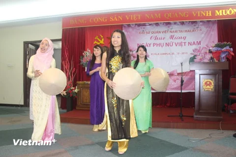 Tiết mục văn nghệ chào mừng Ngày Phụ nữ Việt Nam trong buổi lễ kỷ niệm. (Ảnh: Kim Dung/Vietnam+)