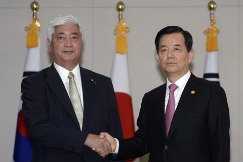 Bộ trưởng Quốc phòng Hàn Quốc Han Min-Koo (phải) đón, hội đàm với người đồng cấp Nhật Bản Gen Nakatani ở thủ đô Seoul, Hàn Quốc. (Nguồn: AFP) 