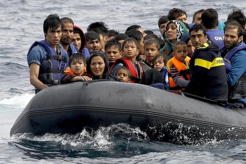Một chiếc xuồng chở người di cư trên biển Địa Trung Hải. (Nguồn: Reuters)