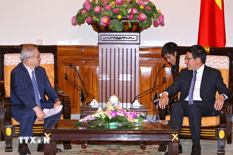 Phó Thủ tướng, Bộ trưởng Ngoại giao Phạm Bình Minh tiếp Chủ tịch Hội Hữu nghị Nhật Bản-Việt Nam vùng Kansai, Nhật Bản Teiichi Nishimura dẫn đầu. (Ảnh: Thống Nhất/TTXVN) 