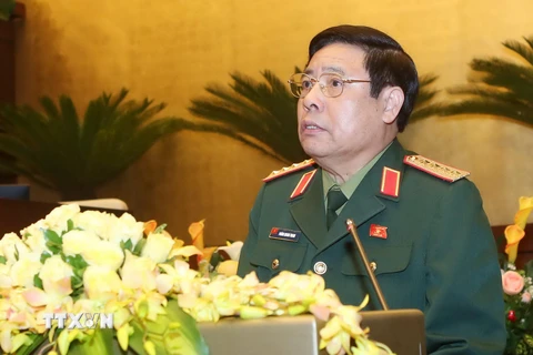 Bộ trưởng Bộ Quốc phòng Phùng Quang Thanh trình bày Tờ trình về dự án Luật quân nhân chuyên nghiệp và công nhân, viên chức quốc phòng. (Ảnh: Phương Hoa/TTXVN