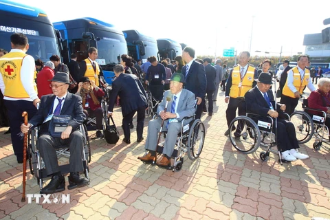 Các công dân Hàn Quốc chuẩn bị lên đường tới Kumgang, Triều Tiên đoàn tụ với người thân ngày 24/10. (Nguồn: Yonhap/TTXVN)