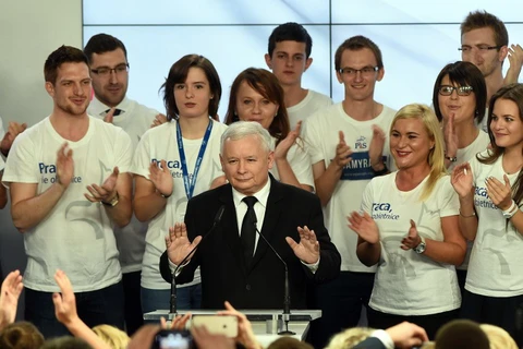 Ông Jaroslaw Kaczynski phát biểu tại trụ sở của PiS ở Warsaw sau khi kết quả bầu cử sơ bộ được công bố. (Nguồn: AFP)