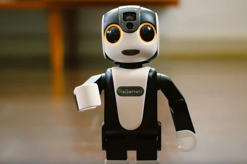 [Video] Độc đáo RoBoHoN: Robot hình người kiêm smartphone