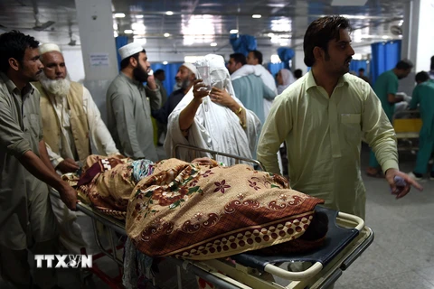 Chuyển một nạn nhân bị thương trong trận động đất tới chữa trị tại bệnh viện ở Peshawar, Pakistan ngày 26/10. (Nguồn: AFP/TTXVN)