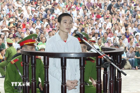 Bị cáo Đặng Văn Hùng đứng trước vành móng ngựa tại phiên xét xử. (Ảnh: Thế Duyệt/TTXVN)