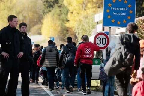 Cảnh sát Đức giám sát người di cư vượt qua biên giới vào Đức. (Nguồn: Getty Images)