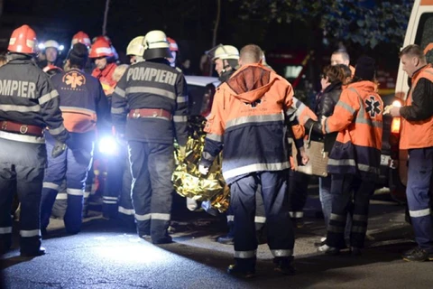 Các nhân viên cứu hộ bên ngoài hộp đêm Colectiv bị hỏa hoạn ở Bucharest. (Nguồn: Reuters)