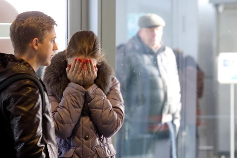 Thân nhân hành khách chuyến bay KGL-9268 đau buồn, ngóng chờ tin người nhà ở sân bay sân bay Pulkovo, St.Petersburg. (Nguồn: Reuters)