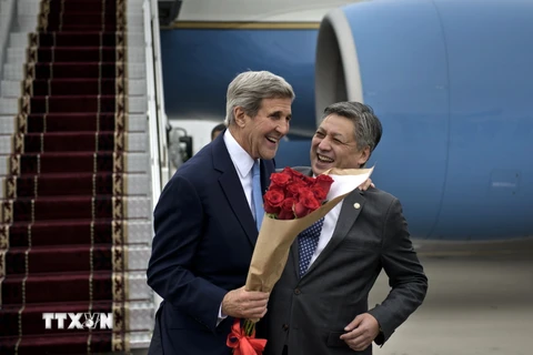 Ngoại trưởng Kyrgyzstan Erlan Bekeshovich (phải) đón Ngoại trưởng Mỹ John Kerry (trái) tại sân bay Manas ngày 31/10. (Nguồn: AFP/TTXVN) 