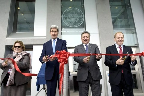 Ngoại trưởng Mỹ Kerry tham dự lễ khai trương phòng lãnh sự mới tại Đại sứ quán Mỹ ở thủ đô Bishkek của Kyrgyzstan. (Nguồn: AP)