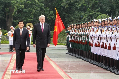 Chủ tịch nước Trương Tấn Sang và Tổng thống Iceland Ólafur Ragnar Grímsson duyệt đội danh dự Quân đội Nhân dân Việt Nam. (Ảnh: Nguyễn Khang/TTXVN)