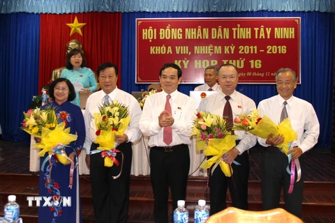 Bí thư Tỉnh ủy, Chủ tịch Hội đồng Nhân dân tỉnh Tây Ninh Trần Lưu Quang (giữa) tặng hoa cho các đồng chí được bãi nhiệm, nghỉ hưu theo chế độ. (Ảnh: Lê Đức Hoảnh/TTXVN)