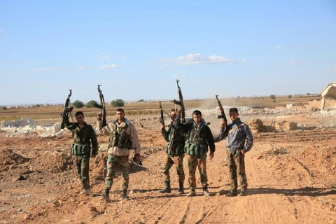 Các tay súng thuộc quân đội chính phủ Syria ở Kweyris, phía Đông Aleppo, ngày 10/11. (Nguồn: AFP)