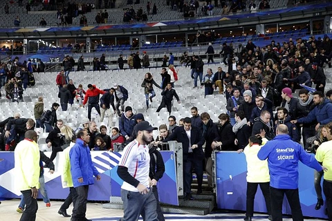Cảnh hỗn loạn trên sân Stade de France, sau khi các cổ động viên được thông báo về các vụ đánh bom khủng bố gần sân vận động. (Nguồn: AP)