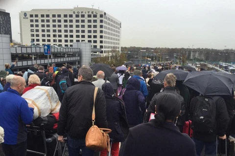 Hành khách được sơ tán khỏi nhà ga sân bay Gatwick. (Nguồn: independent.co.uk)