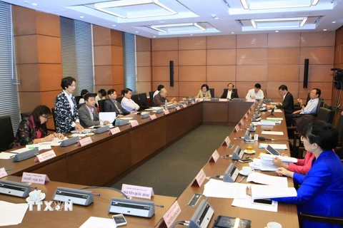 Đoàn đại biểu Quốc hội Thành phố Hà Nội thảo luận ở tổ. (Ảnh: Doãn Tấn/TTXVN) 