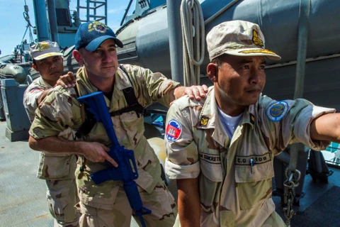 Chuyên gia quân sự Mỹ và binh sỹ Campuchia trong cuộc diễn tập CARAT 2014. (Nguồn: wpvets.org)