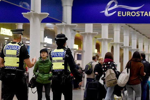 Nhân viên an ninh đứng gác ở ga tàu tốc hành Eurostar, nhà ga St Pancras, London. (Nguồn: PA) 