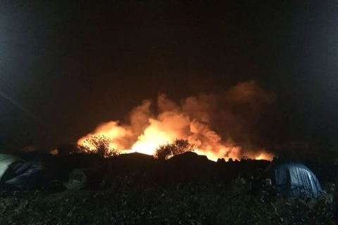 Đám cháy trong khu trại ở Calais. (Nguồn: Twitter)