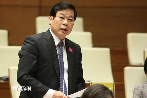 Bộ trưởng Bộ Thông tin và Truyền thông Nguyễn Bắc Son trả lời chất vấn của đại biểu Quốc hội. (Ảnh: Phương Hoa/TTXVN)