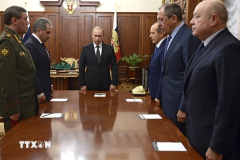 Tổng thống Vladimir Putin (giữa) họp với các quan chức cấp cao Nga về kết quả điều tra vụ máy bay Nga rơi tại bán đảo Sinai. (Nguồn: THX/TTXVN)