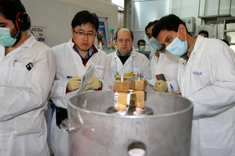 Các thanh sát viên của IAEA thanh sát cơ sở hạt nhân Natanz của Iran năm 2014. (Nguồn: AP)