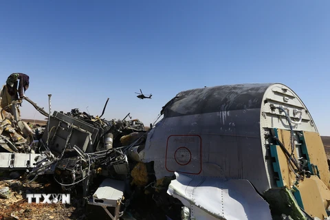 Mảnh vỡ máy bay Nga A321 tại hiện trường vụ rơi máy bay ở khu vực Hassana, thành phố Arish, bắc Ai Cập ngày 1/11. (Nguồn: THX/TTXVN)