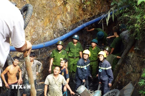 Lực lượng chức năng đang bơm khí oxy vào đường hầm, ngày 19/11. (Ảnh: Nhan Sinh/TTXVN)
