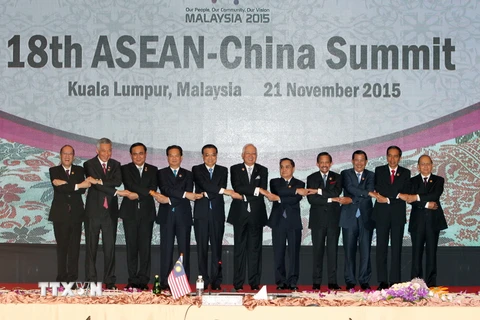 Thủ tướng Nguyễn Tấn Dũng và các nhà lãnh đạo dự Hội nghị Cấp cao ASEAN- Trung Quốc lần thứ 18 chụp ảnh chung. (Ảnh: Đức Tám/TTXVN) 