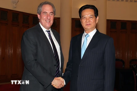 Thủ tướng Nguyễn Tấn Dũng tiếp Đại sứ Michael Froman, Đại diện Thương mại Hoa Kỳ đang thăm và làm việc tại Việt Nam, tháng 4/2015. (Ảnh: Đức Tám/TTXVN)