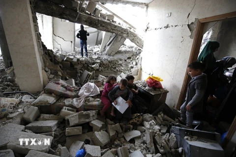 Người dân Palestin kiểm tra ngôi nhà bị binh sỹ Israel phá hủy gần thành phố Ramallah ở Bờ Tây ngày 16/11.(Nguồn: AFP/TTXVN)