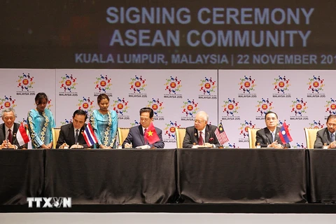 Thủ tướng Nguyễn Tấn Dũng ký Tuyên bố Kuala Lumpur về việc thành lập Cộng đồng ASEAN. (Ảnh: Đức Tám/TTXVN)
