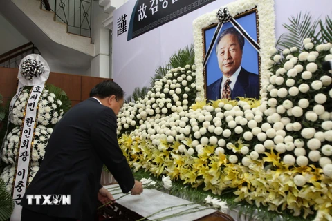 Phó Bí thư Thành ủy, Phó Chủ tịch Ủy ban Nhân dân Thành phố Hồ Chí Minh Tất Thành Cang đặt hoa viếng cựu Tổng thống Hàn Quốc Kim Young Sam. (Ảnh: Phương Vy/TTXVN)