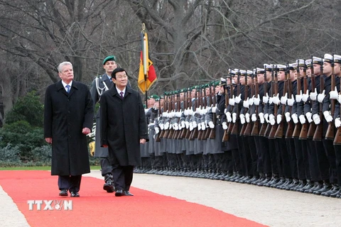 Tổng thống Đức Joachim Gauck và Chủ tịch nước Trương Tấn Sang duyệt Đội Danh dự Quân đội Đức. (Ảnh: Nguyễn Khang/ TTXVN)
