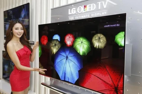 Một người mẫu đứng giới thiệu tivi dùng công nghệ đèn nền OLED của LG. (Nguồn: Reuters)