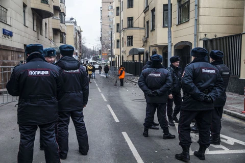 Cảnh sát Nga phong tỏa khu vực Đại sứ quán Thổ Nhĩ Kỳ ở Moskva sau khi bị người biểu tình Nga tấn công bằng gạch và trứng. (Nguồn: mashable.com)