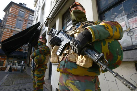 Cảnh sát vũ trang Bỉ đứng gác ở thủ đô Brussels. (Nguồn: Getty)