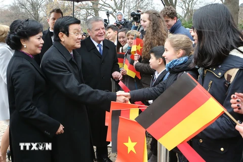 Các cháu thiếu nhi Đức và Việt Nam chào đón Chủ tịch nước Trương Tấn Sang và Tổng thống Cộng hòa Liên bang Đức Joachim Gauck. (Ảnh: Nguyễn Khang/TTXVN)