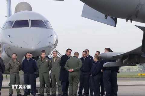 Thủ tướng Anh David Cameron trong chuyến thăm căn cứ không quân Hoàng gia RAF Northolt ở phía tây thủ đô London ngày 23/11. (Nguồn: AFP/TTXVN)