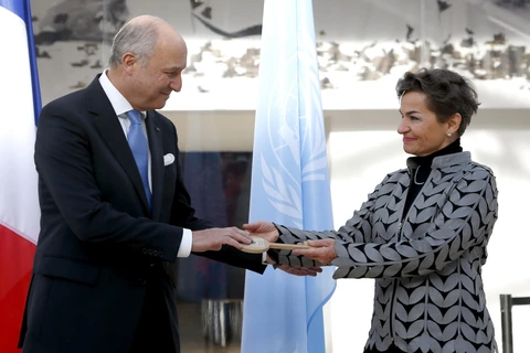 Bộ trưởng Ngoại giao Pháp Laurent Fabius trao tượng trưng chìa khóa cho bà Christiana Figueres, Thư ký điều hành của Công ước khung LHQ về biến đổi khí hậu.(Nguồn: AFP)